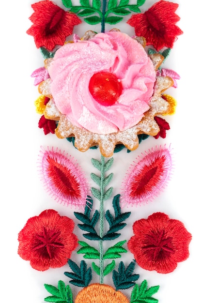 Piękny haftowany wzór na tkaninie